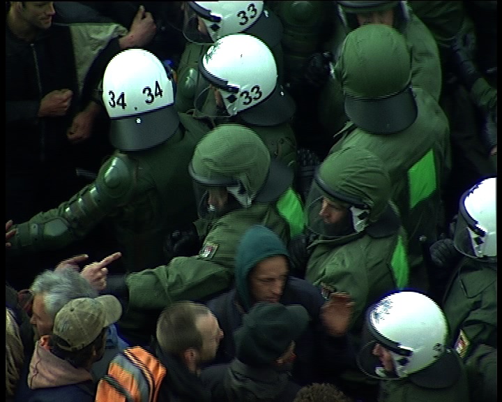 Police violence / Polizei-Gewalt